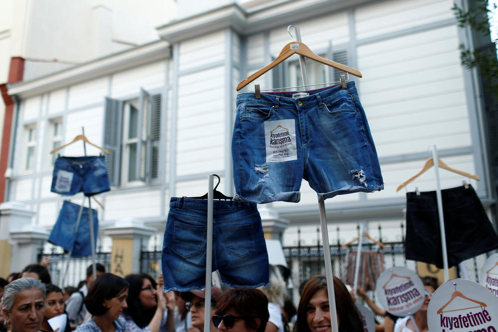 (VIDEO) POBUNA VRUĆIH PANTALONA: Turkinje šorcevima protiv tradicionalne odeće