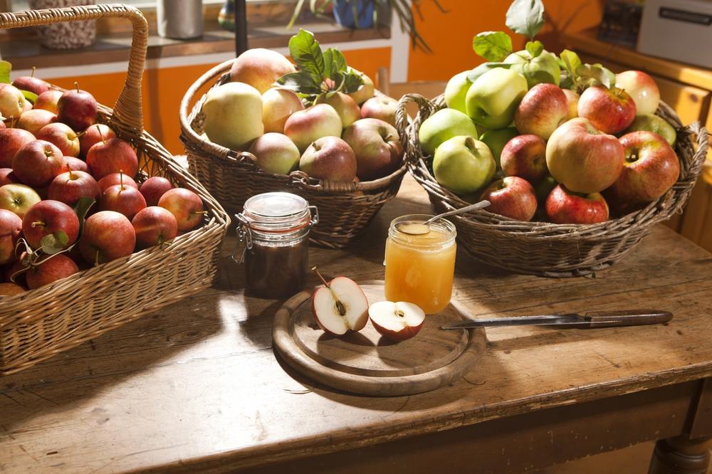 MAGIČNI DANI AVGUSTA: Ko bude jeo med i jabuke, biće srećan! A evo gde treba bosiljak da stavite, da biste privukli novac!