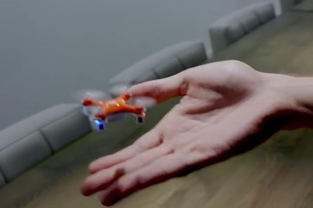 (VIDEO) DŽEPNI DRON: Ovo je najmanja letelica na svetu