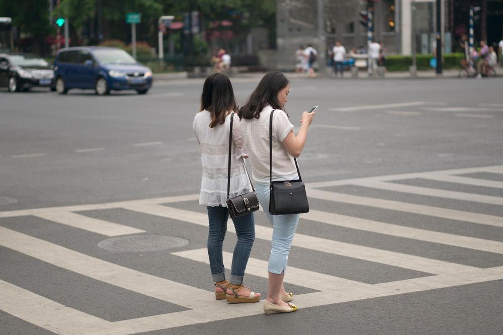 KAZNE I ZA KUCKANJE PORUKA: U ovom gradu je zabranjeno gledati u mobilni dok prelazite ulicu