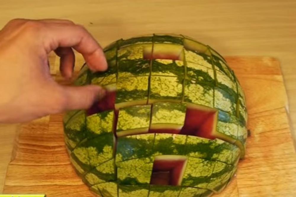 (VIDEO) NEMA VIŠE NEREDA: Postoji genijalan način na koji možete iseći lubenicu i oduševiti prijatelje!