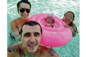 PRVO PLIVANJE: Marko Bulat uživa s bebom na bazenu