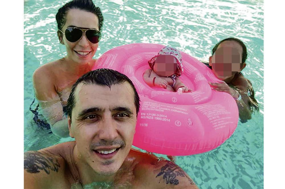 PRVO PLIVANJE: Marko Bulat uživa s bebom na bazenu