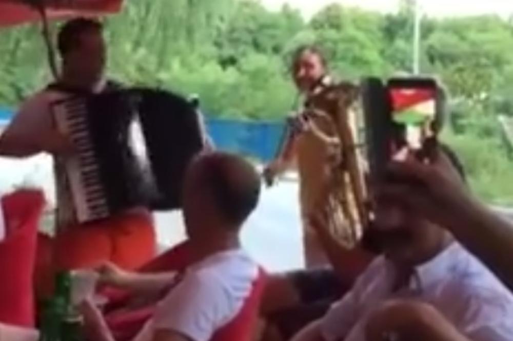 (VIDEO) DESPASITO NA BALKANSKI NAČIN: Ovako Hercegovci uživaju uz popularni hit na harmonici!