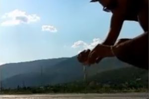 (VIDEO) MOSTARAC ISPEKAO JAJE NA ASFALTU: U Hercegovini je toliko vruće da zemlja gori!