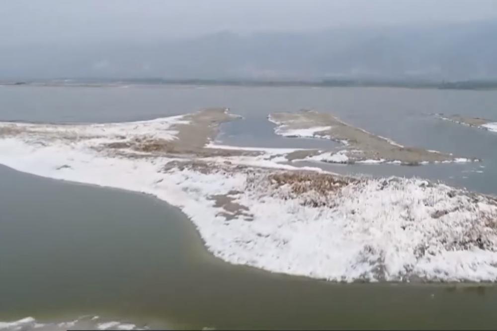 (VIDEO) JEDNOM U HILJADU GODINA: Usred leta, jezero prekrio beli pokrivač