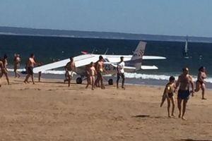 (FOTO, VIDEO) STRAŠNA NESREĆA KOD LISABONA: Avion prinudno sleteo na punu plažu, poginuli muškarac i devojčica!