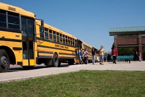 ĐAKE U SAD ĆE OVO POGODITI GORE OD KORONE Nema ko da ih vozi na časove, škole masno povećavaju plate i bonuse vozačima autobusa