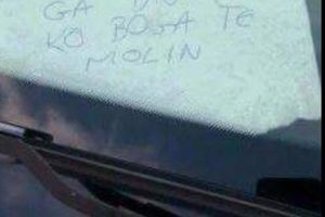 (FOTO) ŠOFERSKA JE MUKA PREGOLEMA: Poruka koju je jedan navijač ostavio na šoferci nasmejaće vas do suza