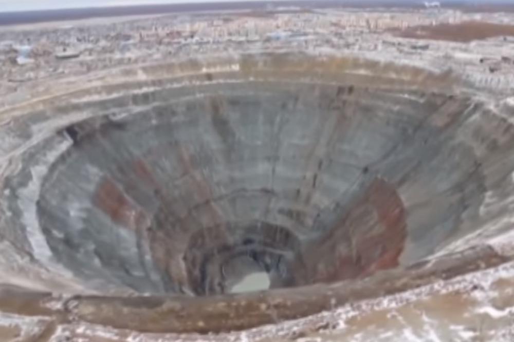 (VIDEO) STRAVIČNA NESREĆA U RUSKOM RUDNIKU DIJAMANATA: 133 rudara spasena, 17 rudara se vode kao nestali!