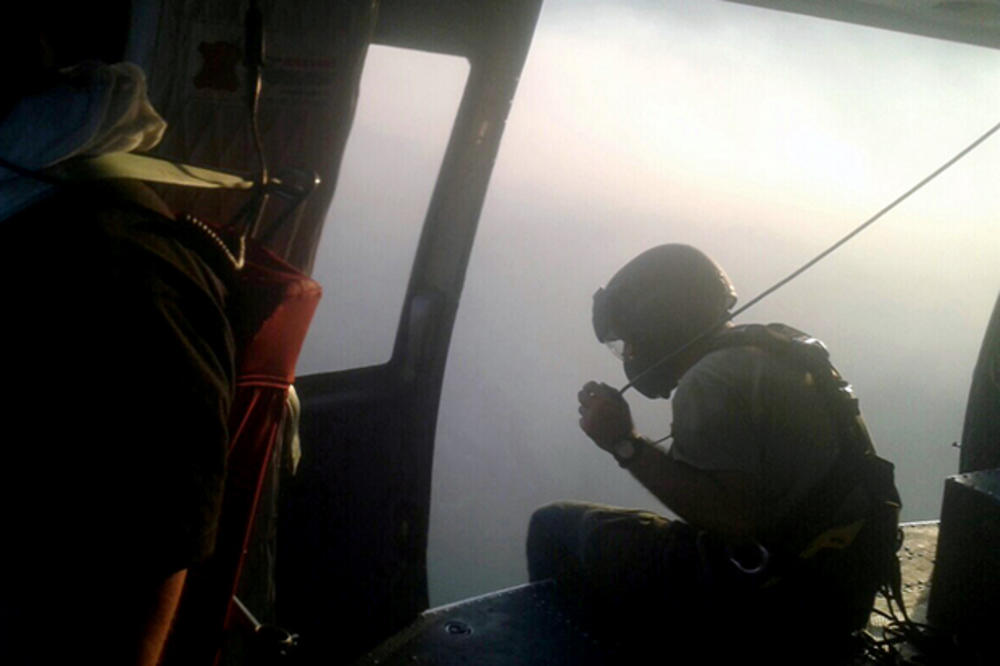 (FOTO) BORBA PROTIV VATRENE NEMANI SA 150 TONA VODE: Ovako helikopteri MUP gase vatru kod Mionice