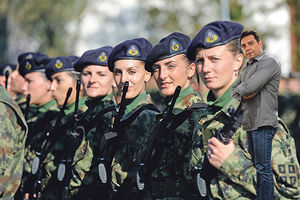 VULIN POSTROJAVA DAME: Žene mlađe od 50 godina moraju da prođu vojnu obuku