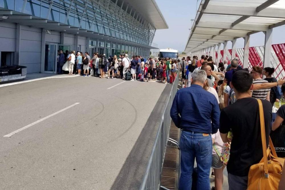 (FOTO) NEVIĐENE GUŽVE NA AERODROMU U PODGORICI: Putnici na nesnosnoj vrućini čekali 40 minuta na pasošku kontrolu