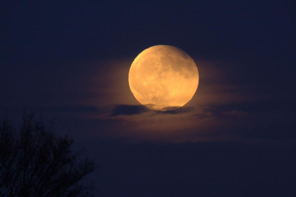 SPREMITE SE: Večeras pomračenje Meseca, evo odakle ćete ga gledati!