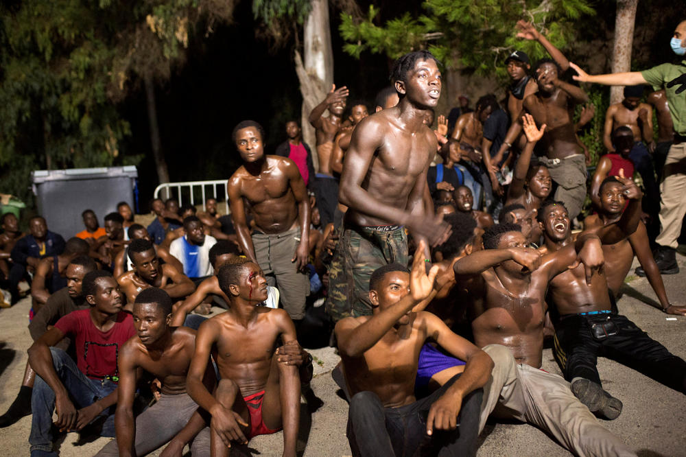 (FOTO, VIDEO) NAVALA MIGRANATA IZ AFRIKE: Probili ogradu i iz Maroka ušli u Španiju