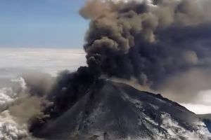(VIDEO) PROBUDIO SE DŽIN: Pepeo iz vulkana na Aljasci prekrio sve oko sebe!