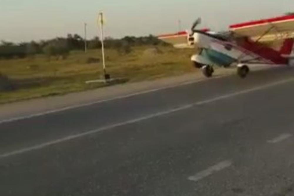 (VIDEO) VOZAČI U ČUDU: Mali avion se odjednom pojavio na putu i zakucao u automobil