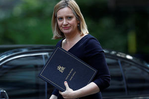 LETE GLAVE ZBOG ZLOSTAVLJANJA MIGRANATA: Britanska ministarka unutrašnjih poslova podnela ostavku!