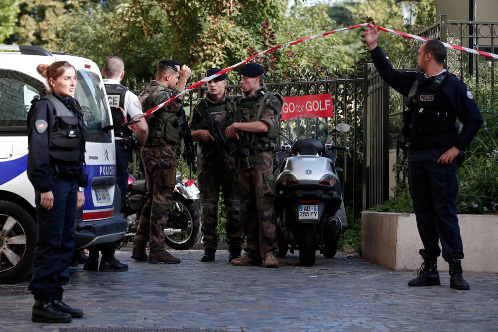 (VIDEO) DRAMA U PARIZU: Kolima uleteo među vojnike, osumnjičeni upucan!