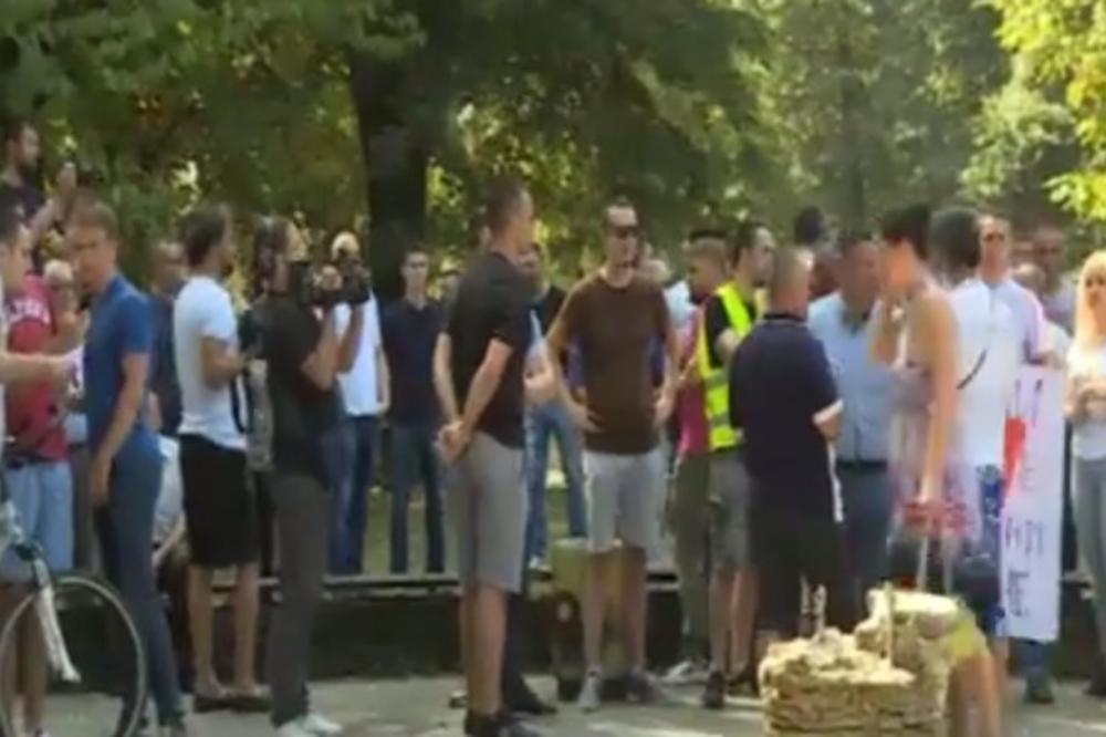 (VIDEO) ZATVORI ŠKOLE, KUPI AUDI: U Banjaluci održan protest zbog zatvaranja 15 škola