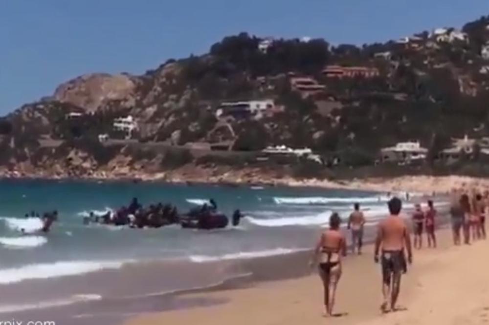 (VIDEO) ZAPANJENI TURISTI GLEDALI DESANT MIGRANATA: Dok je došla policija oni su već nestali sa plaže!