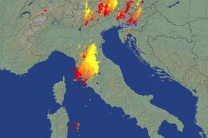OGROMAN OLUJNI OBLAK SE NADVIO NAD ITALIJOM: Kreće se ka istoku i prate ga strašne munje