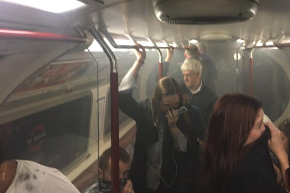 (FOTO) UZBUNA U LONDONU: Izbio požar u metrou, putnici bežali u panici
