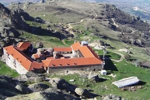 DOBROVOLJCI ODBRANILI SVETINJU: Ugašen požar kod manastira Treskavec u Makedoniji