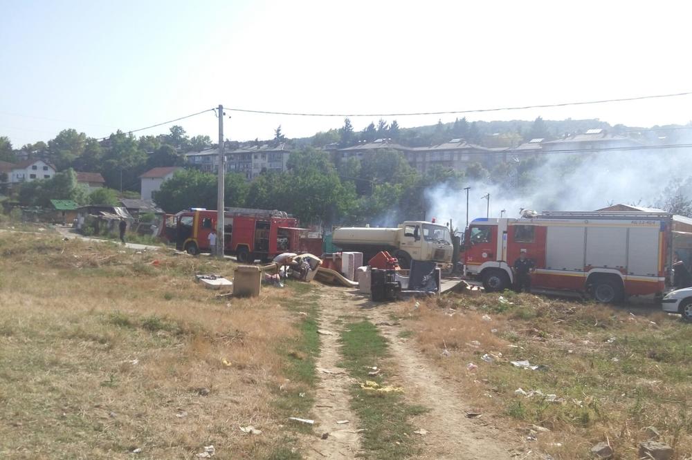 KURIR TV UŽIVO POŽAR U NASELJU MALI LESKOVAC: Izgorele dve kuće i barake, trudnicu udario pomahnitali konj koji je bežao od vatrene stihije