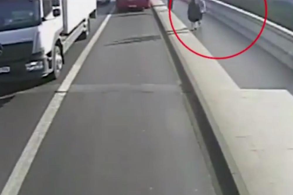 (VIDEO) ŠOK OTKRIĆE: Džoger koji je gurnuo ženu pod autobus je američki milioner! Njegova odbrana je neverovatna!