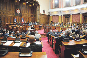 POSLANICI VANREDNO U KLUPAMA: Skupština danas o izmenama Zakona o poljoprivrednom zemljištu, rasprava počela diskusijom o Makedoniji i Goši