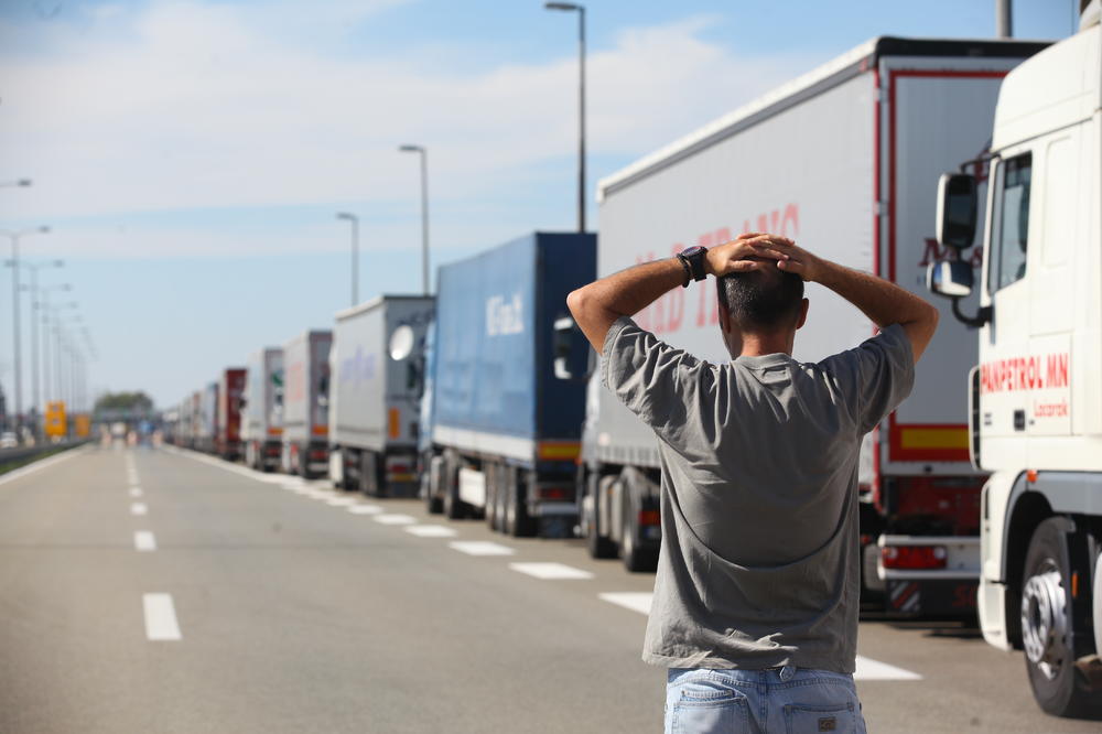 GUŽVA NA VATINU: Kamioni čekaju 8 sati na izlazu iz zemlje, Rumunima nestalo struje