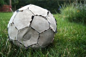 TRAGEDIJA KOJA JE POTRESLA FUDBALSKI SVET: Fudbaler (17) umro na treningu!