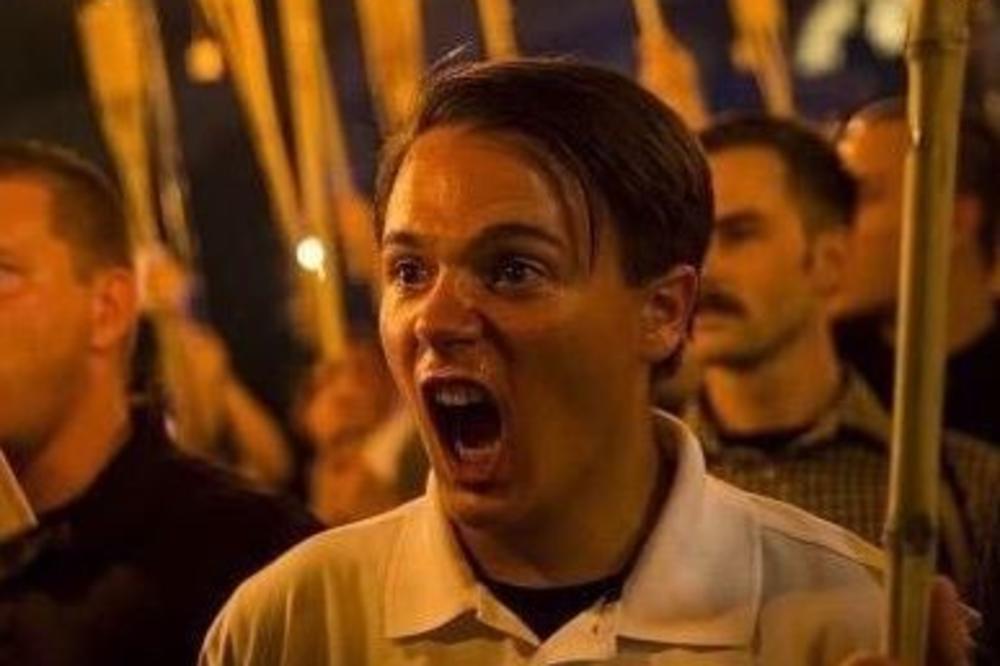 (FOTO) KAD GA VIDIŠ DA SE NAJEŽIŠ: Ovaj Hrvat je zaštitno lice krvavog rasističkog marša u Virdžiniji!
