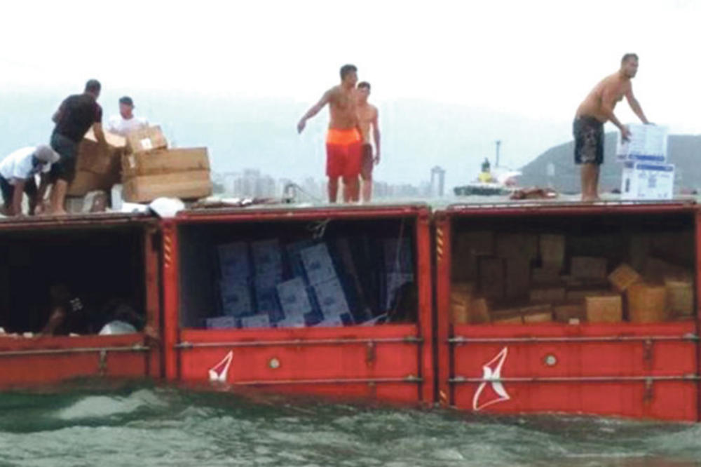 (VIDEO) POLICIJA JEDVA ODBRANILA TOVAR: Lopovi navalili na kontejnere u moru!