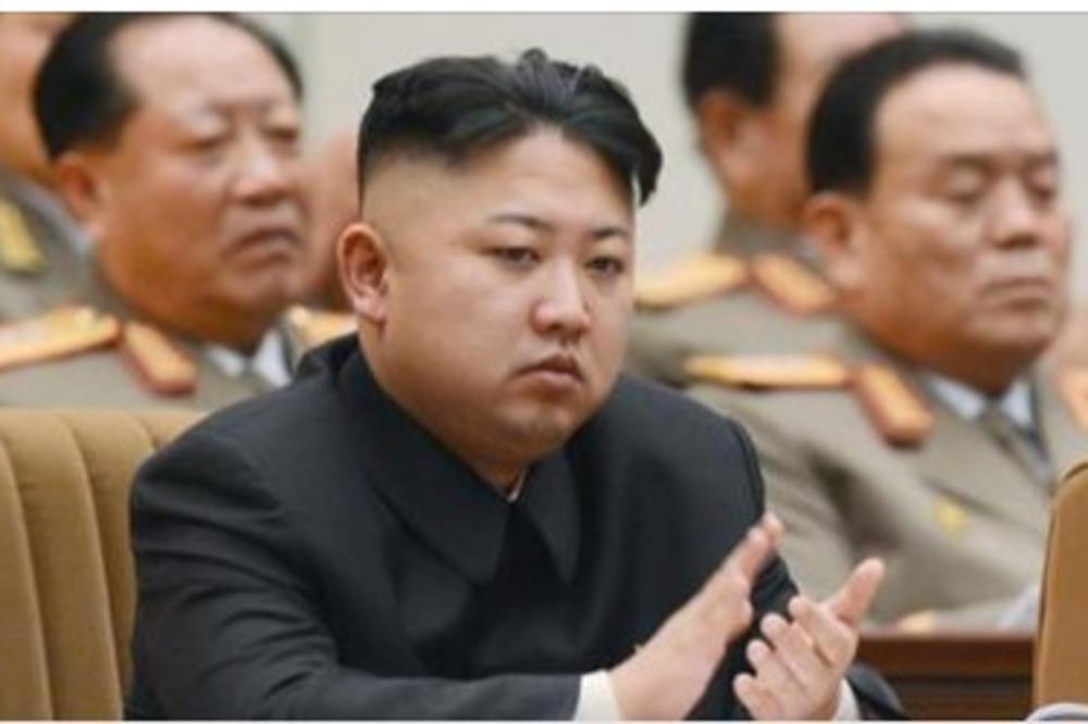 (VIDEO) IGRA SA SUDBINOM: Dok zvecka oružjem Kim se boji samo jednog!