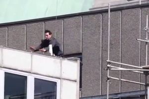 (VIDEO) TOM KRUZ POVREĐEN NA SNIMANJU: Malo je falilo da promaši zgradu!