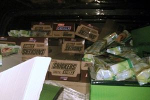 NOVOSAĐANIN STIGAO NA BAČKI BREG KOMBIJEM: Carinici otkrili 700 kg čokoladica i keksa bez papira