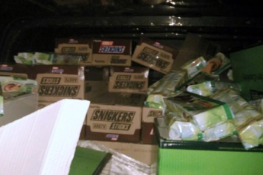 NOVOSAĐANIN STIGAO NA BAČKI BREG KOMBIJEM: Carinici otkrili 700 kg čokoladica i keksa bez papira