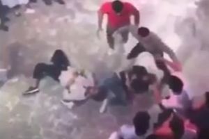 (UZNEMIRUJUĆI VIDEO) UŽAS U POZNATOM LETOVALIŠTU: Ispred kluba brutalno pretukli italijanskog turistu, svi ostali samo gledali