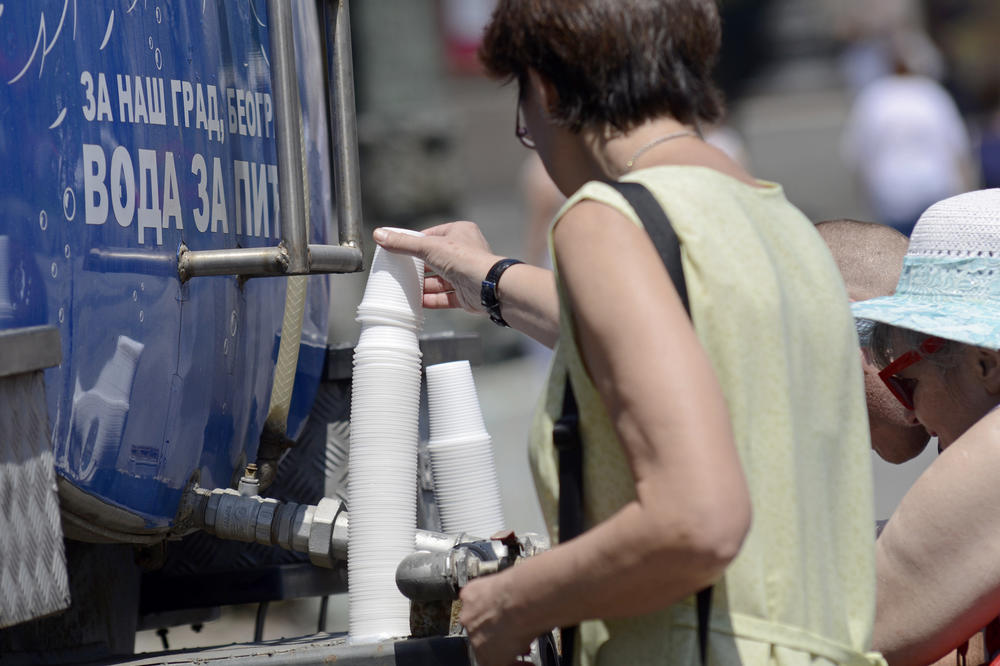 BORBA S EKSTREMNO VISOKIM TEMPERATURAMA: Cisterne sa vodom za piće na najprometnijim mestima u gradu