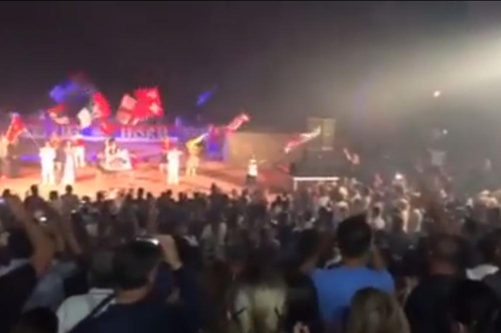 (VIDEO) NOĆ KAD JE GOREO HERCEG NOVI: Ovako se orilo iz hiljade grla na humanitarnom koncertu za Kosovo