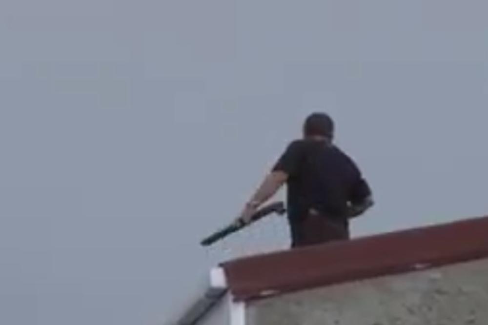 (VIDEO) DRAMA U ISTANBULU: Sačmarom osuo paljbu sa krova zgrade, policija pokušava da pregovara