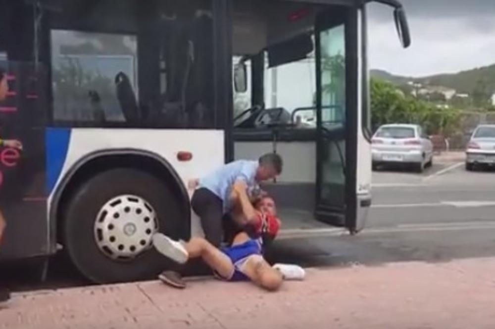 (VIDEO) VASPITNE BATINE NA IBICI: Mlađi par dobio lekciju od vozača autobusa!