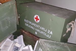 (VIDEO) UZNEMIRUJUĆE: U baraci pored KBC Zvezdara rasut opasni medicinski otpad