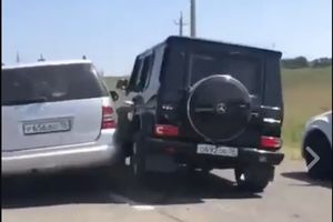 (VIDEO) RUSKO LUDILO NA ASFALTU: Zbog kolapsa počeli da se udaraju džipovima! OVAKAV OBRAČUN PRESKUPIH TERENACA NIKAD NIJE VIĐEN!