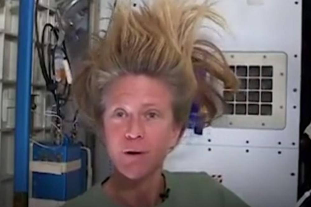 (VIDEO) OVO SU SE SVI PITALI: Evo kako se pere kosa u svemiru