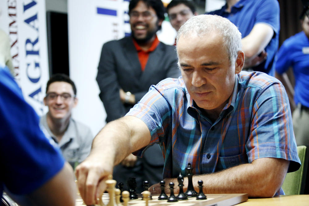 MAJSTOR JE MAJSTOR: Kasparov stopostotan na simultanci u Sesvetama