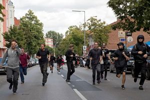 (FOTO, VIDEO) NISU USPELI DA VELIČAJU HITLEROVOG ZAMENIKA: Levičari zaustavili marš neonacista u čast Rudolfa Hesa!