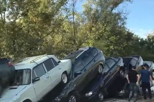 (VIDEO) NEVIĐENI KARAMBOL NA KRIMU: Bujica naslagala desetine vozila jedno na drugo!